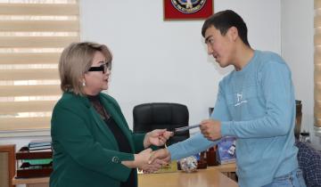 В Бишкекском городском управлении по содействию занятости этническим кыргызам были вручены удостоверения кайрылман